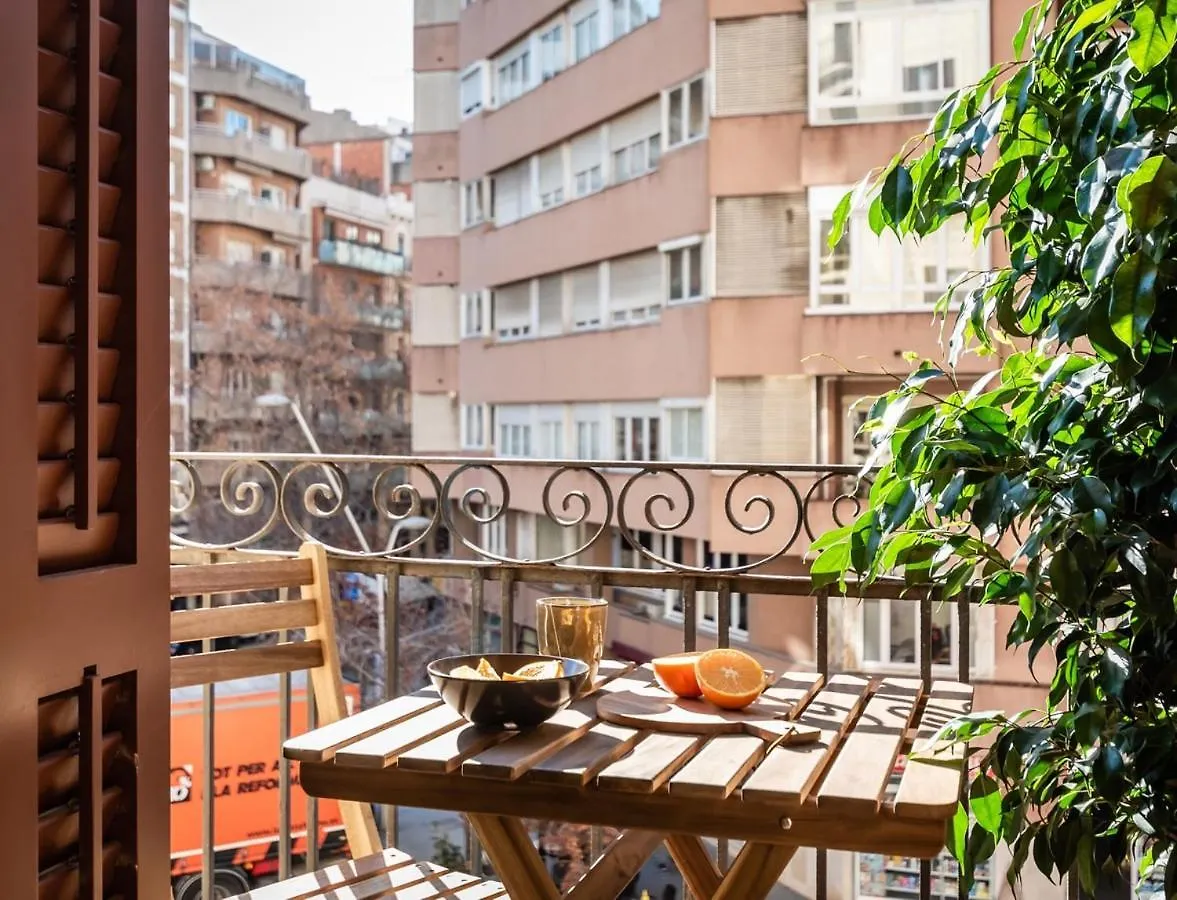 Apartment Tomini - 2 Bedrooms In Eixample Esquerra Barcelona